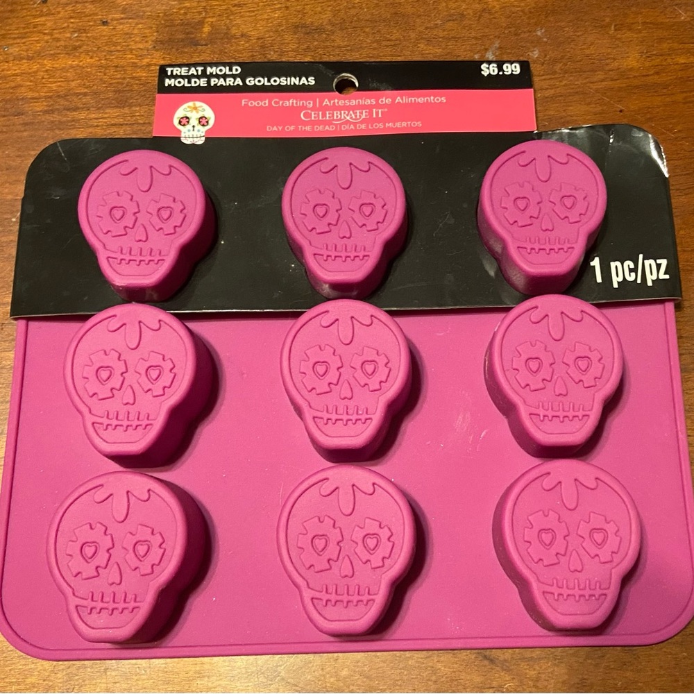 NWT - Mini Day of the Dead silicone pan